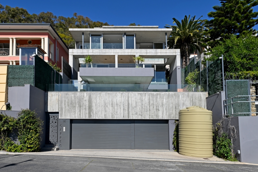 To Let 4 Bedroom Property for Rent in Green Point Western Cape